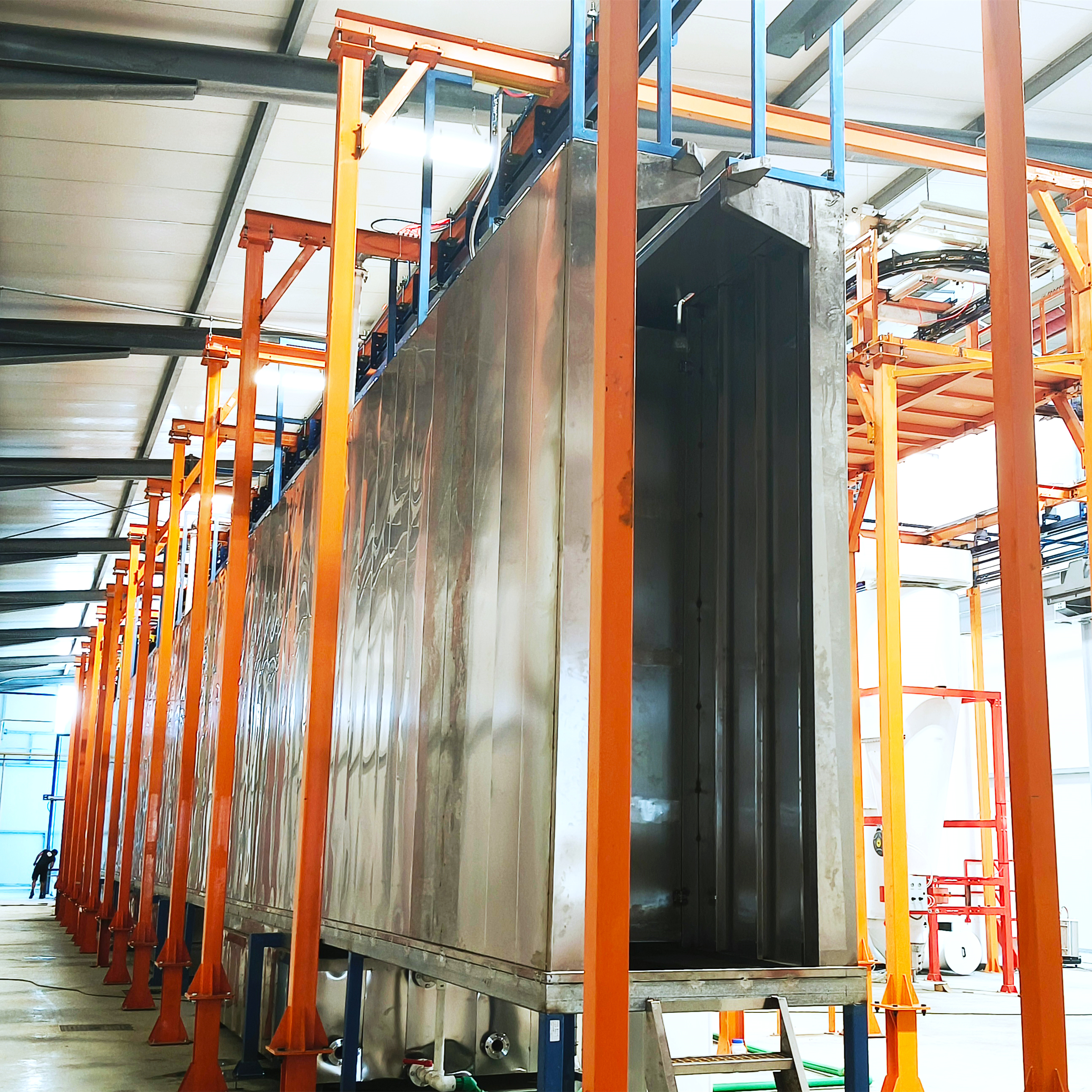 Automatic spraying line vs. manual spraying: Who is the future of industrial manufacturing